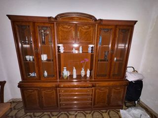 Mueble de salón de madera y cristal