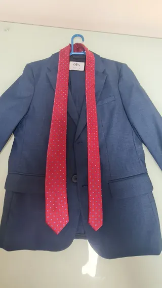Traje Chaqueta Niño Zara Azul y Corbata Roja