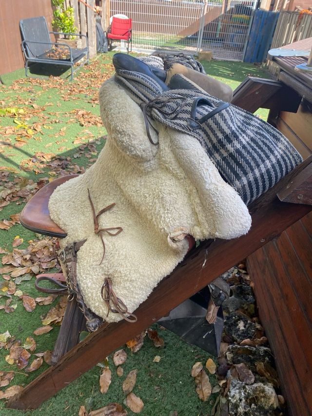 montura vaquera Cabezada vaquera y botas altas