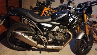 Moto Triumph Negra Semi Nueva