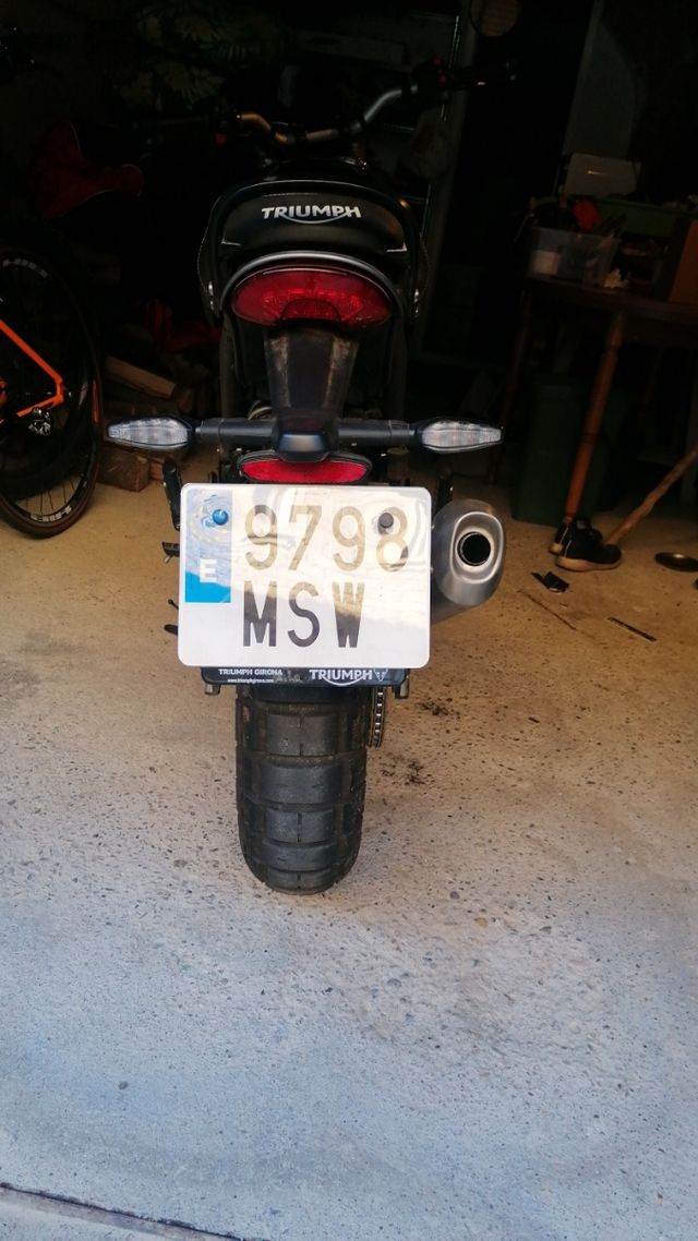 Moto Triumph Negra Semi Nueva