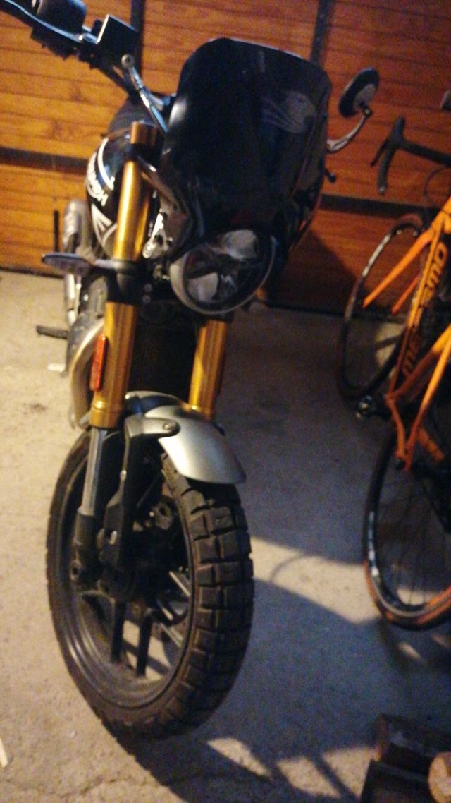 Moto Triumph Negra Semi Nueva