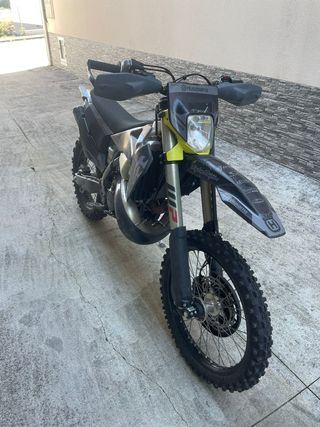 Husqvarna 300 2t modelo 2022