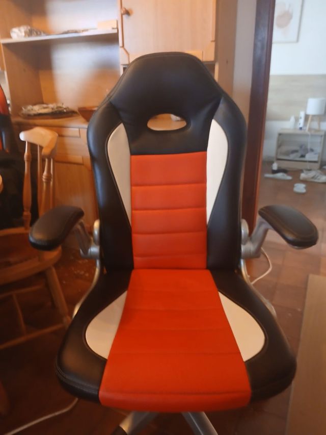 Silla gamer negra, blanca y roja