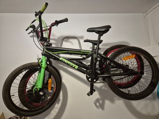 Bicicleta BMX Freestyle Negra y Verde
