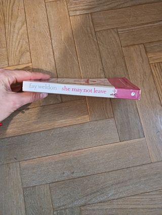 Novela inglés She May Not Leave
