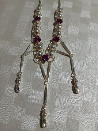 Collar plateado con detalles morados