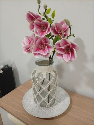 Bote cristal tejido con plato y flores