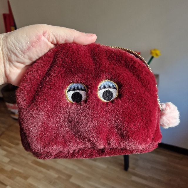 Neceser peluche monstruito granate