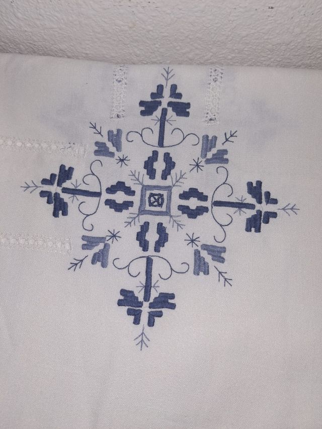 Mantel de algodón bordado azul