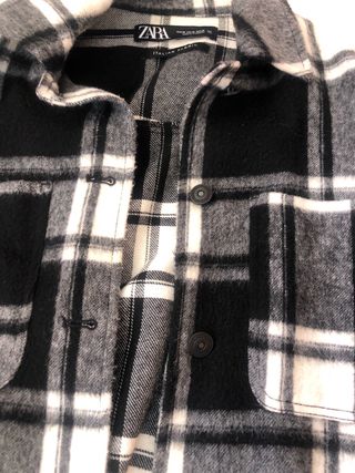 Chaqueta Zara cuadros blanco, negro y gris