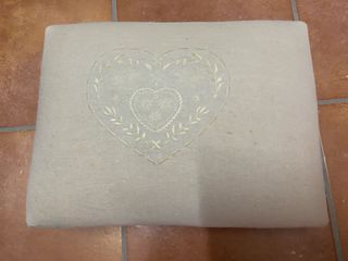 Reposapiés/Puff Beige Corazón Bordado