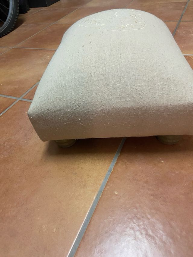 Reposapiés/Puff Beige Corazón Bordado