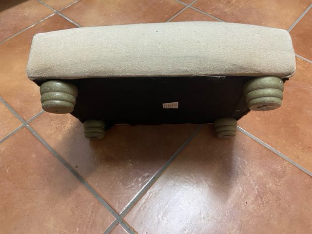 Reposapiés/Puff Beige Corazón Bordado