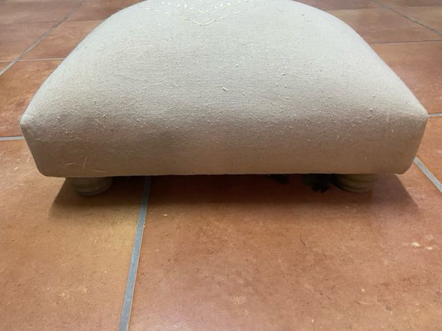 Reposapiés/Puff Beige Corazón Bordado