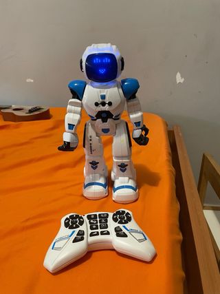 Robot con mando a distancia