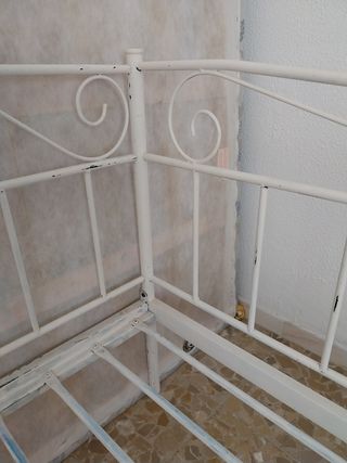 Cama diván de forja blanca