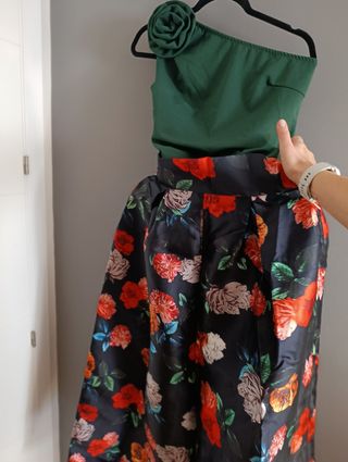 Conjunto falda larga floral y body verde