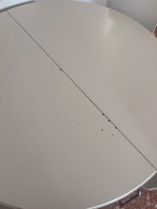 Tavolo rotondo con 6 sedie bianche