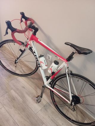 Bicicleta de carretera Trek blanca y roja