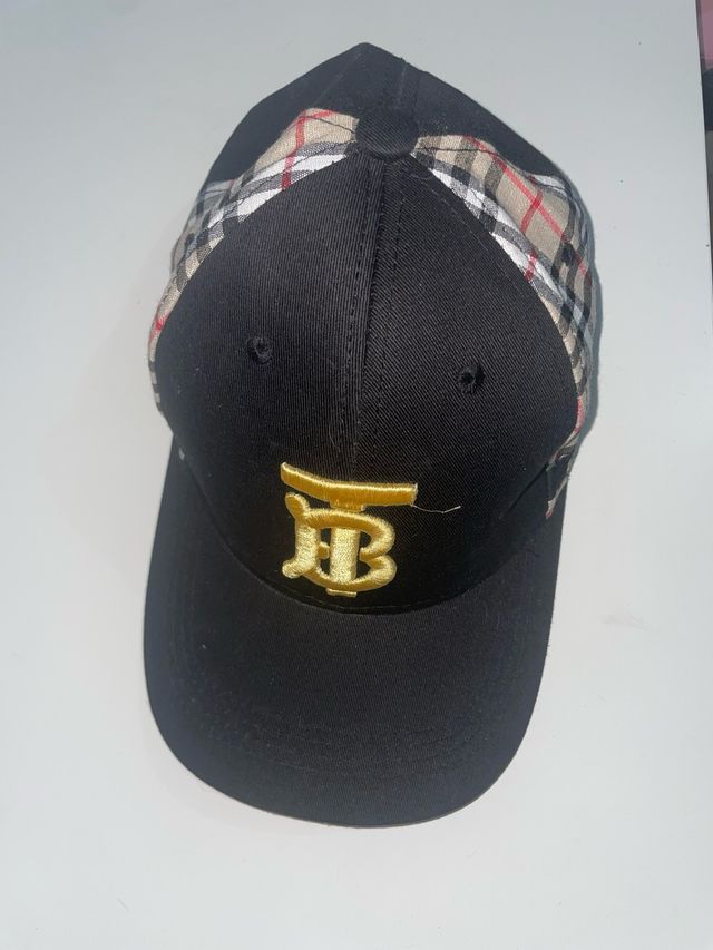 Gorra Burberry Negra con Logo Dorado