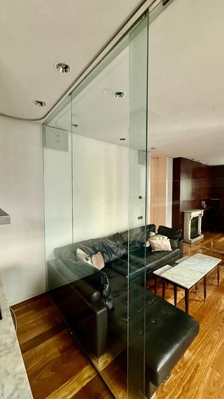 Separador cristal con puerta corredera 323 cm