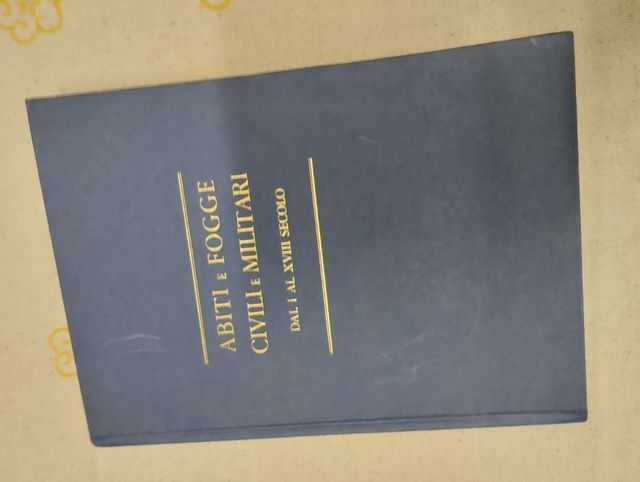 Abiti e fogge civili e militari libro importante