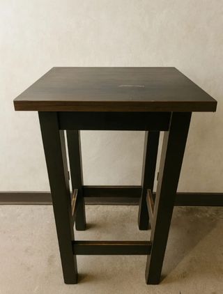 Mesa alta de madera marrón