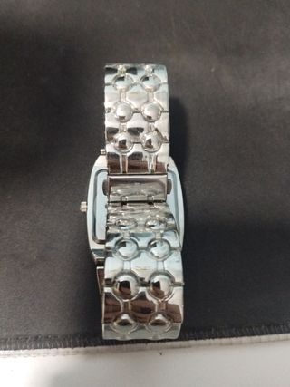 Reloj Quartz plateado y blanco