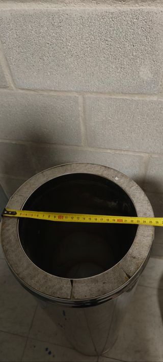 Chimenea y copete metálico