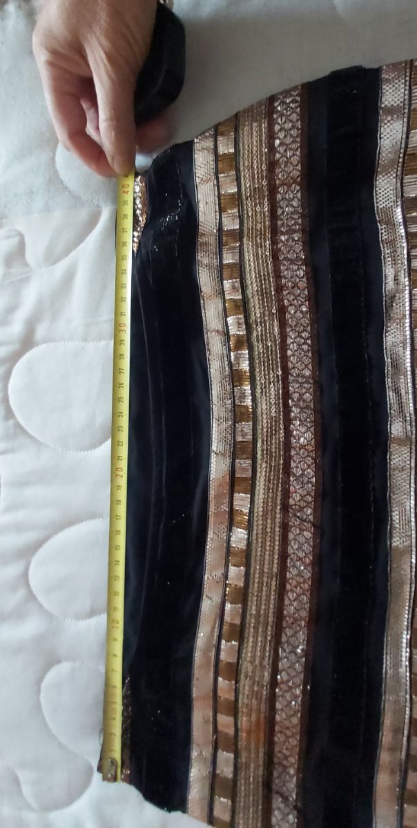 Falda negra y dorada con rayas