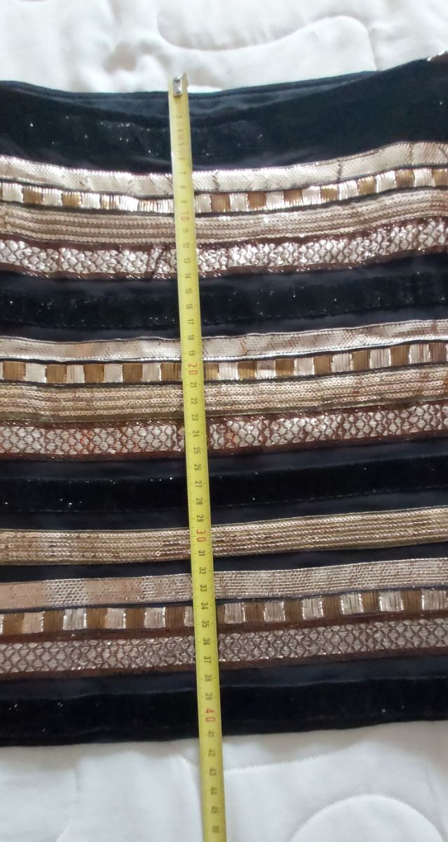 Falda negra y dorada con rayas