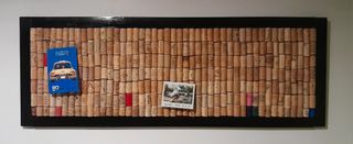 Panel decorativo de madera con corchos para fotos.