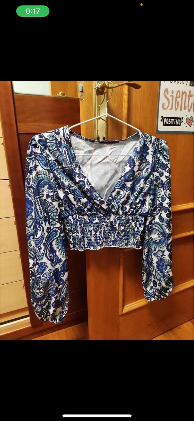 Blusa estampada azul y blanca