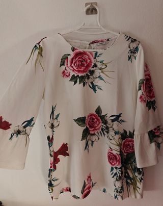 Oferta ! Blusa Only flores rosas manga campana Tal