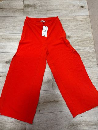 Pantalón Zara ancho estilo falda rojo