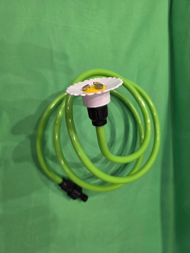 Irrigatore a fiore con tubo verde