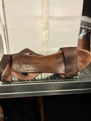 Zapato de piel con plataforma y tacón de madera.