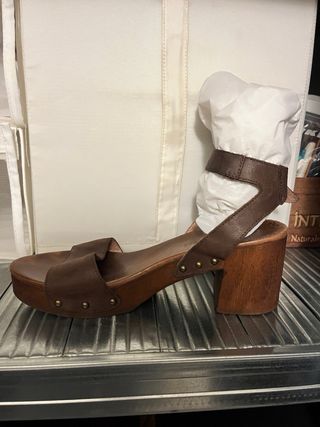 Zapato de piel con plataforma y tacón de madera.