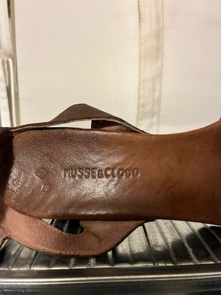 Zapato de piel con plataforma y tacón de madera.