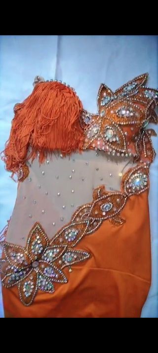 Vestido de fiesta con pedrería y flecos