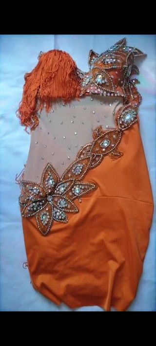 Vestido de fiesta con pedrería y flecos
