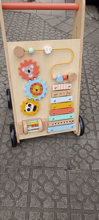 Correpasillos de madera con actividades