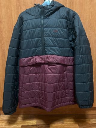 Cazadora Vans impermeable negra y morada