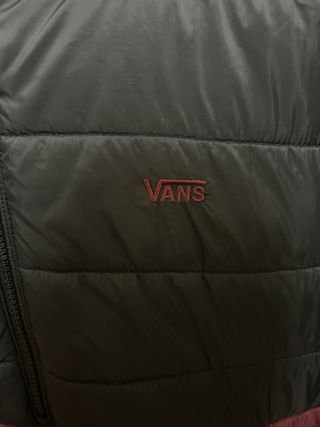 Cazadora Vans impermeable negra y morada