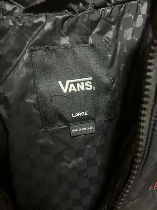 Cazadora Vans impermeable negra y morada