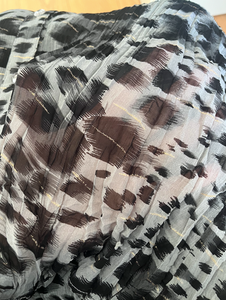 blusa gris estampada leopardo manga larga