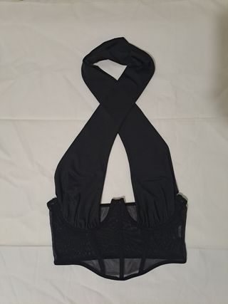 Top halter negro con corsé de malla