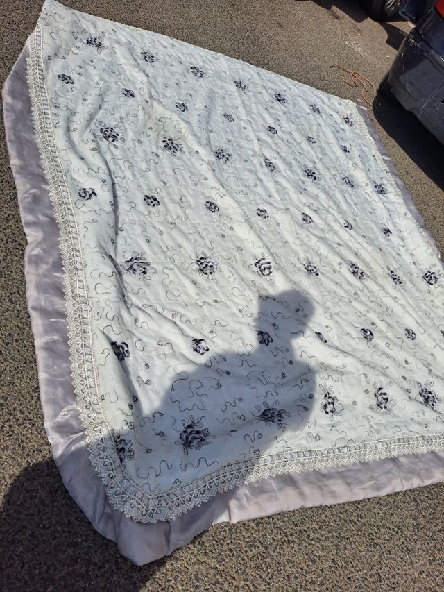 Colcha de cama con bordado floral