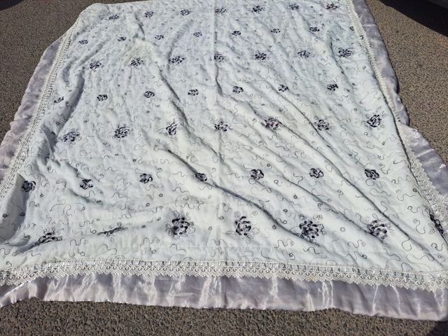 Colcha de cama con bordado floral